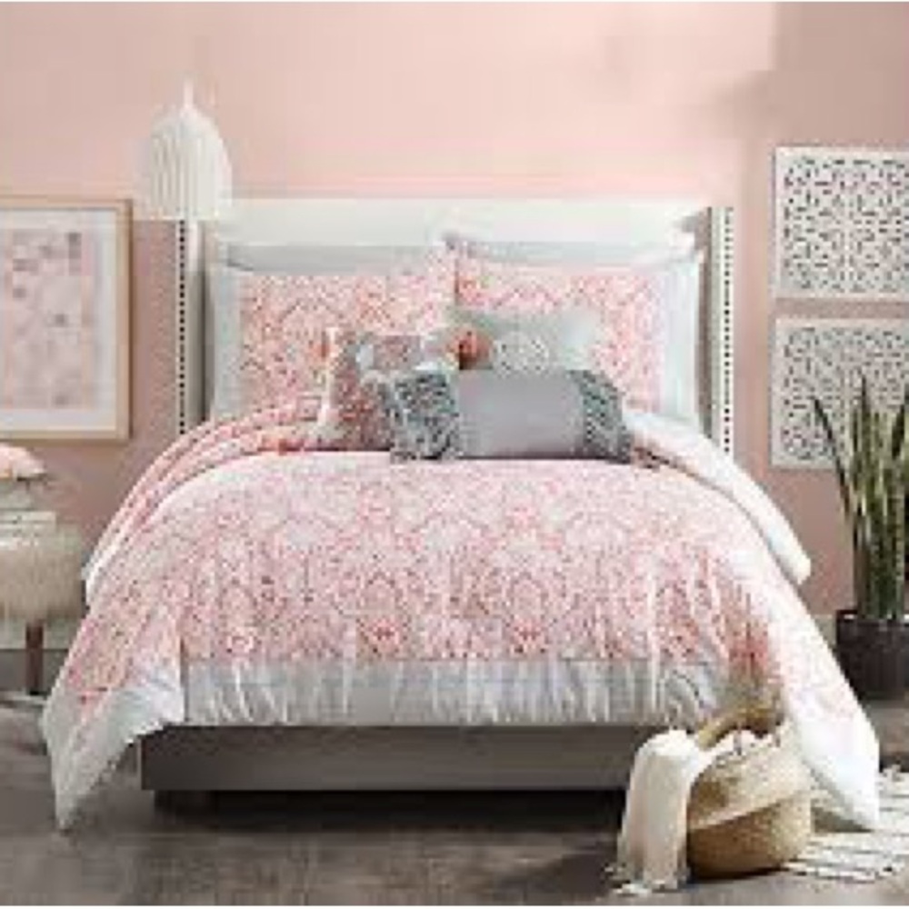 Jessica Simpson King Coral Gables Comforter and shams.